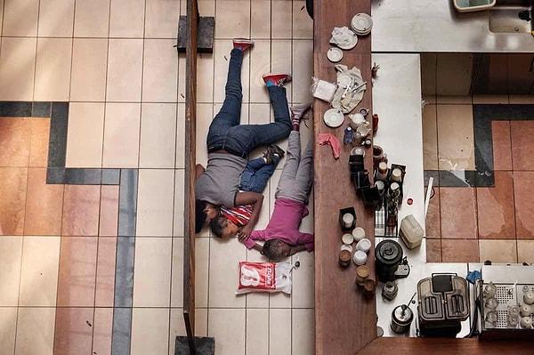 1. Somalili militanların 70'den fazla insanı öldürdüğü Kenya'nın Nairobi kentindeki Westgate alışveriş merkezinde çocuklarını korumak için kendisini siper eden bir kadın. Fotoğrafçı Hicks bu fotoğrafı bir üst kattan çekmiştir. 21 Eylül 2013
