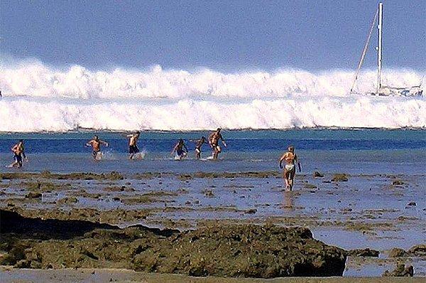 4. Tayland'daki 9.2 şiddetindeki deprem sonucu oluşan 6 Tsunami dalgasının ilki tarafından Hat Rai Lay Plajı'nda yakalanan turistler. 26 Aralık 2004