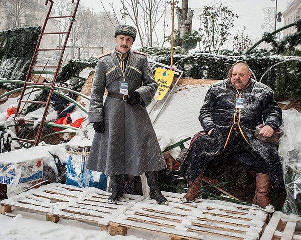 12. Bağımsızlık meydanında AB yanlısı aktivistler tarafından canlandırılan 2 Kazak erkeğinin kurduğu barikat. 9 Aralık 2013
