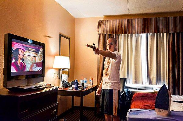 16. Patriot muhafız komutanı Cadet William Wiedenbaum otel odasında oda arkadaşlarına oyuncak silahla ateş ediyor. 30 Mart 2012