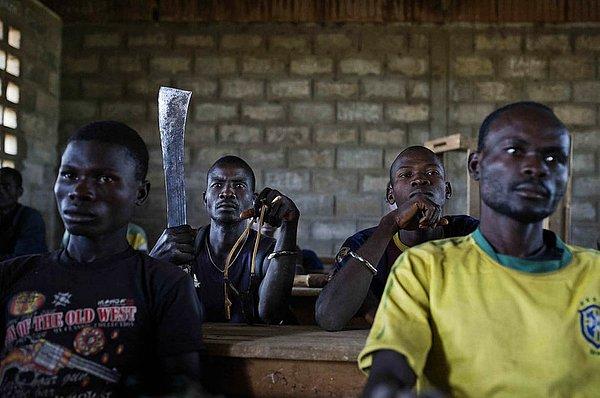 26. Orta Afika Silahlı Kuvvetleri'nin popüler isyan hareketinin erkeklerine Bangui'nin banliyösündeki bir okulda askeri eğitim veriliyor. 15 Aralık 2013
