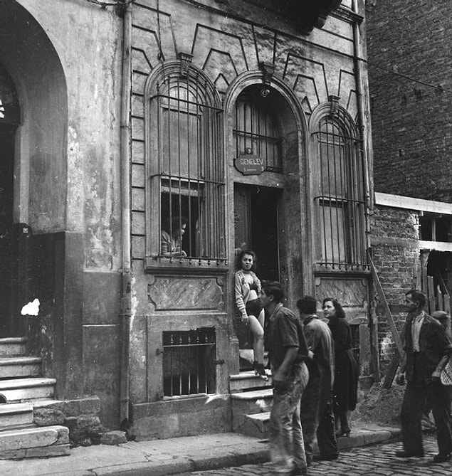 Aslında bu evlerin tarihi oldukça eski: Evler, 2. Abdülhamit döneminde Beyoğlu'nda yaşayan Avrupalılar için açılmıştı ilk olarak.