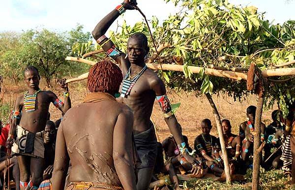 1. Afrika'da yaşayan bir topluluk olan Fulalar'ın, yetişkinliğe adım atan ergenler için düzenlediği bir 'kamçılama yarışması' bulunuyor.