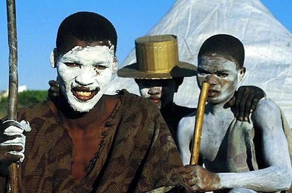 3. Güney Afrika'da yaşayan Xhosa kabilesinde, yetişkinliğe geçişin tek yolu sünnet olmak.