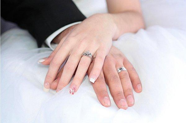 Evlilik yüzüğünü neden sol elimizin sondan bir önceki parmağına takarız?
