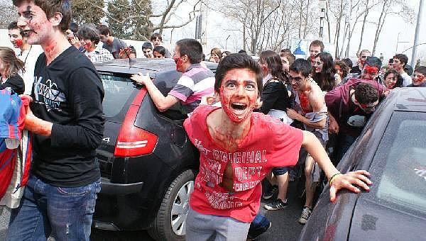 1. 2010 yılında The Walking Dead dizisinin tanıtımı için İstanbul'a getirilen zombi kılığındaki oyuncular emniyet tarafından içeri alınmıştır.