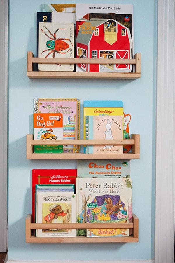 2. Eskiyen bir baharat rafı, çocukların az sayıda ve şirin kitapları için kitaplık haline getirilebilir.