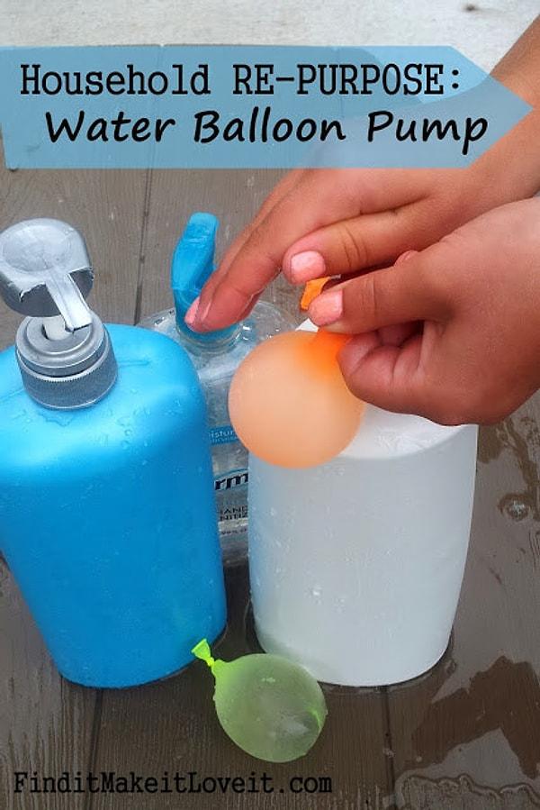 9. Çocukların en büyük eğlencelerinden biri olan su balonlarını bir sabunluk yardımıyla yapabilirsiniz.