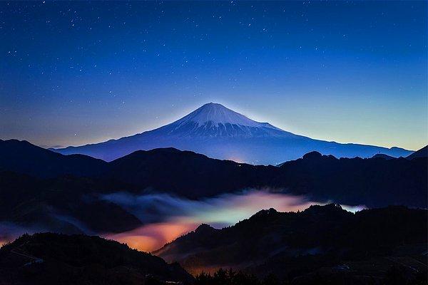 Bulutların arasında kutsal Fuji Dağı...