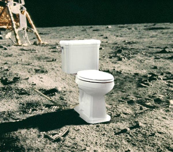 2. Ay'ın yüzeyinde Neil Armstrong'un bıraktığı kaka dolu 4 paket vardır.