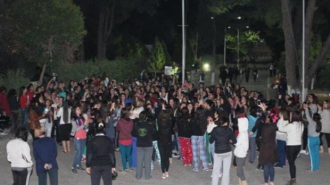 Kız Öğrencilerden Pijamalı Yurt Protestosu