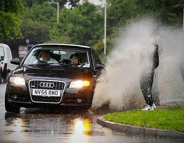 11. Su birikintisine hızla giren arabanın ıslatması.
