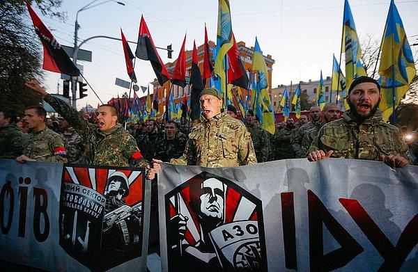 9. Bir mitingde yürüyüş yapan Azak taburundaki askerlerden ve sağcı parti üyelerinden oluşan Ukrayna milliyetçileri. Kiev, Ukrayna. 14 Ekim