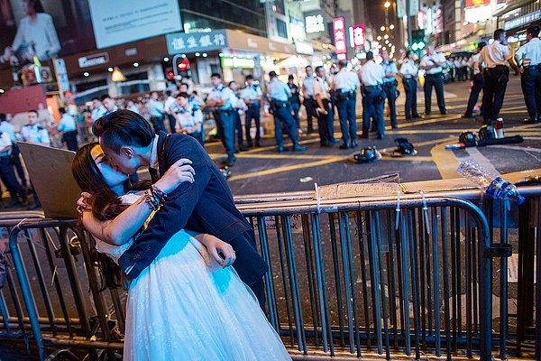 25. Mongkok'daki işgal bölgesinde düğün fotoğrafı çektiren Çinli çift. Hong Kong, Çin. 21 Ekim