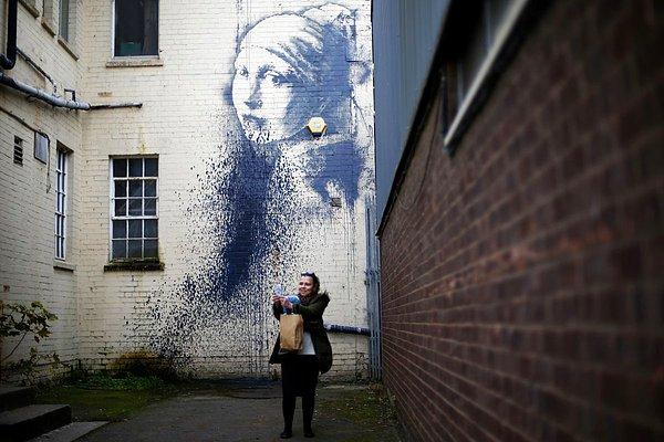 1. Banksy'nin en son yaptığı çalışma "İnci Küpeli Kız"