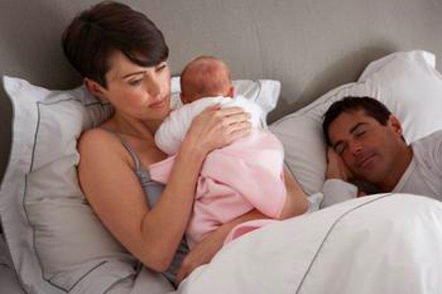 40. Uyuyan bir bebek, anne babası uykuya dalınca uyanır.