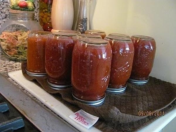 7. Doğranmış domates ve domates püresi kavanozlarınızı buzdolabınıza ters duracak şekilde yerleştirin.