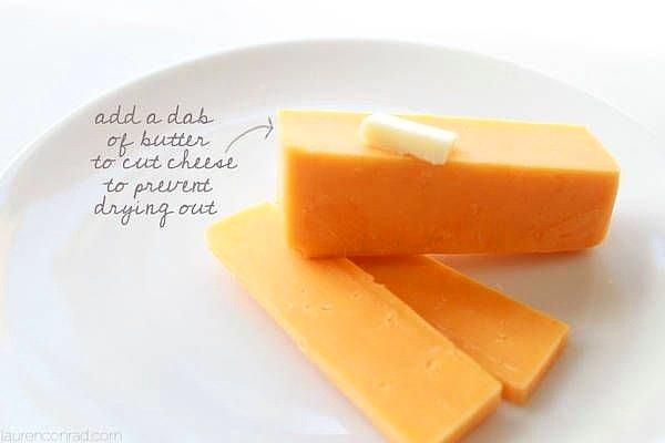 14. Peynirin kestiğiniz ucuna kurumasını engellemek için az miktarda tereyağı (ya da margarin) ekleyin.