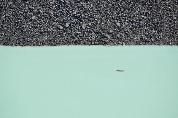 15. Louise Gölü'ne bakan bir uçurumdan alınan görüntü - Kanada