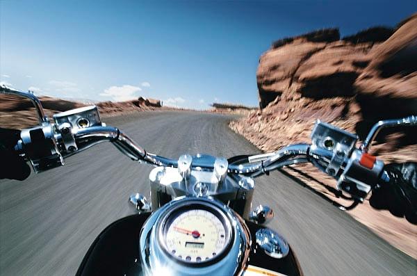 1. Araba erkeği hayatı camdan izler, motosiklet erkeği hayatın içindedir.