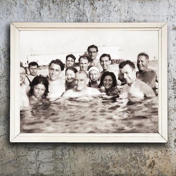 9) Atatürk, gençlerle Florya Plajı’nda...1930’lu yıllar.