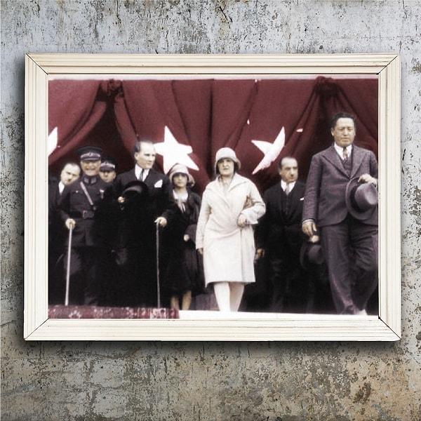 11) Mustafa Kemal Atatürk ve beraberindekiler Haydarpaşa Garı’nda. (1930)