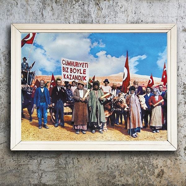 29) Uşak’ta bir Cumhuriyet Bayramı kutlama töreni. Kadınlar, ‘Cumhuriyeti Biz Böyle Kazandık’ yazılı pankart taşıyor. 1930’lu yıllar.