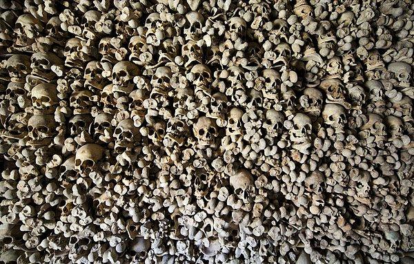 9. Wamba köyündeki Santa Marina kilisesinin türbelerinden birindeki kemik ve kafatasları, Valladoid yakınları, İspanya, 5 Nisan 2009. Araştırmacılara göre, 15. ve 17.yy arası bir zamanda çevre mezarlıklarda yeterince alan kalmaması en eski mezarların açılıp kemiklerin buraya konmasına neden olmuş.