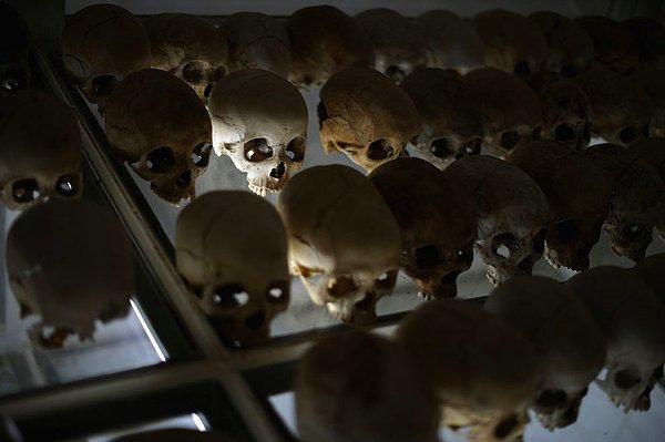 13. Kurbanların kafatasları 1994'teki soykırımın 20.yıldönümünde, Nyamata Katolik Kilisesi içerisindeki anıt mezarları cam raflarında gösterimde, 4Nisan 2014, Nyamata, Rwanda. Anıt mezar 45.000'den fazla soykırım kurbanının kalıntılarına ev sahipliği yapıyor, kalıntıların çoğu Tutsi etnik grubuna dahil insanlara ve soykırım esnasında kilisenin içinde katledilen kurbanlara ait.
