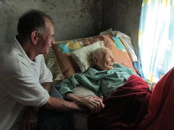 17. 103 yaşındaki adam, ömrünün son dakikalarını oğlu ile birlikte geçiriyor.