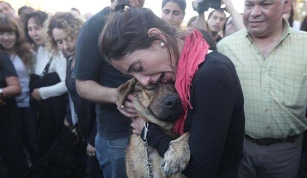 25. Ülkeyi yerle bir eden selin ardından köpeğine tekrar kavuşacak kadar şanslı olan bir kadın, Arjantin.