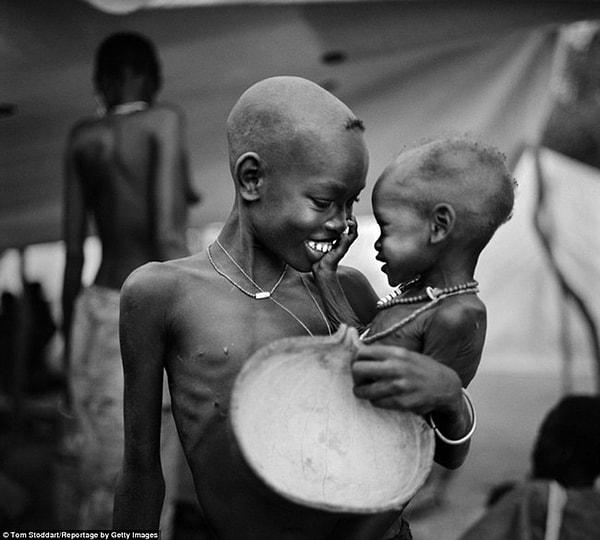 28. Güney Sudan'da birbirine sarılan iki kardeş.