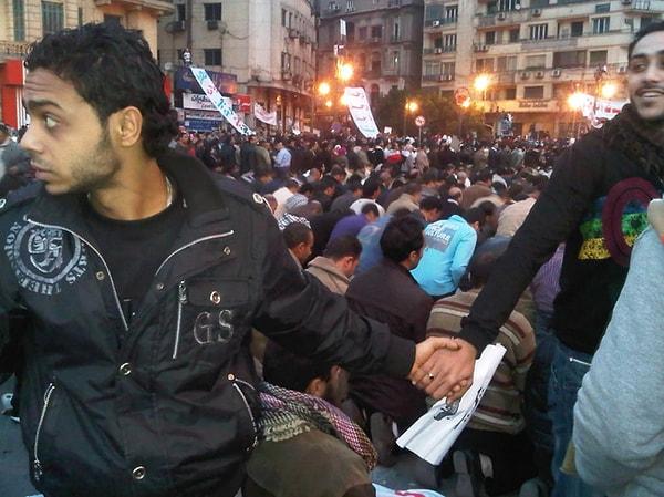 38. 2011 yılında yaşanan gerginlikler sırasında, Müslüman arkadaşlarını ibadet ederken koruyan Hristiyan gençler, Kahire.