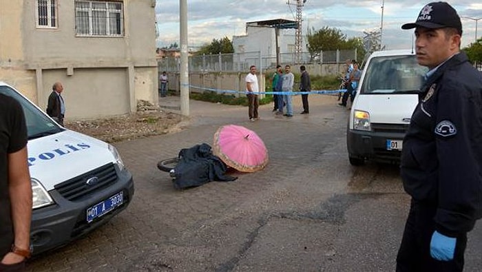 Kara Çarşaflı, Pembe Şemsiyeli Kişi 2 Kişiyi Vurdu