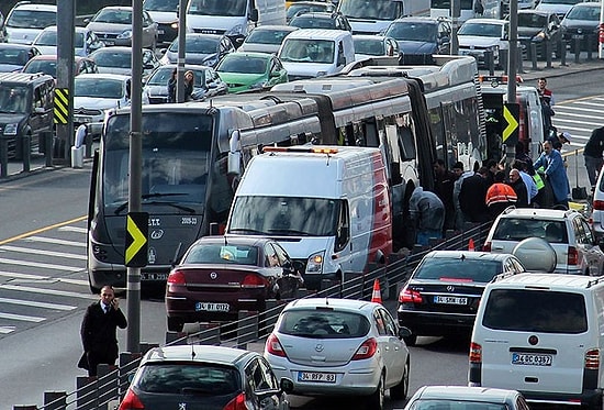 Metrobüsün Çarptığı Genç Hayatını Kaybetti