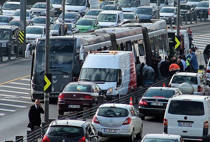 Metrobüsün Çarptığı Genç Hayatını Kaybetti