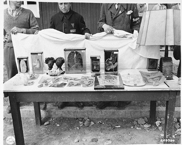 Ilse Koch öldürttüğü esirlerin derilerindeki dövmeleri kesip  yaptığı eşyalardan bazıları.