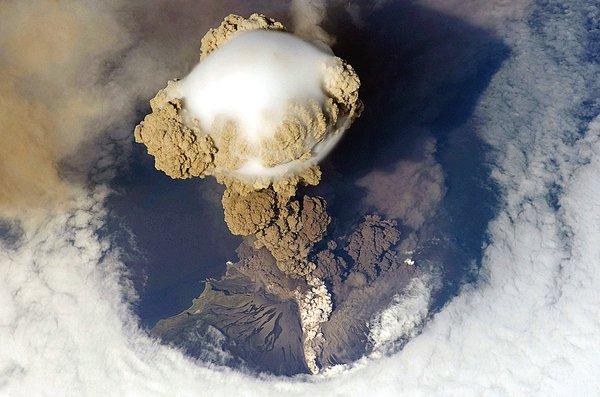 Uluslararası Uzay İstasyonu'ndan çekilmiş volkanik patlama görüntüsü