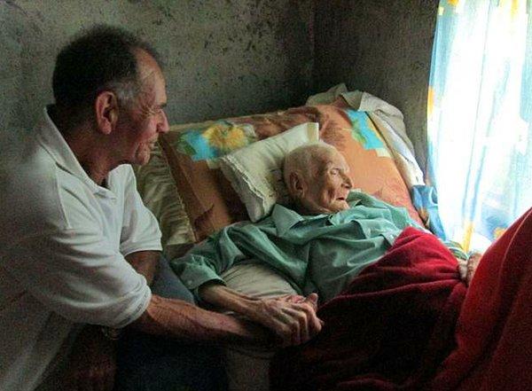 4.103 yaşındaki babasını, bu dünyadaki son saatlerinde yalnız bırakmayan evlat.