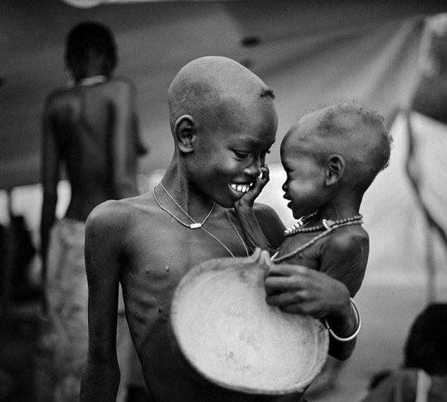 3.Sudanlı ağabey ve kardeş birbirlerine gülümserken.
