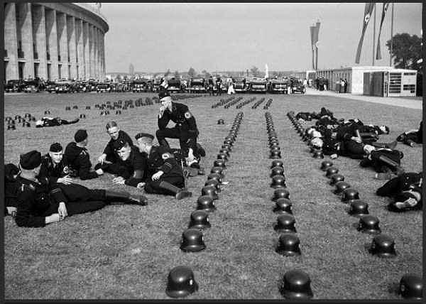 3. Alman SS birlikleri, Berlin'deki 1936 Olimpiyat oyunlarında dinlenirken.