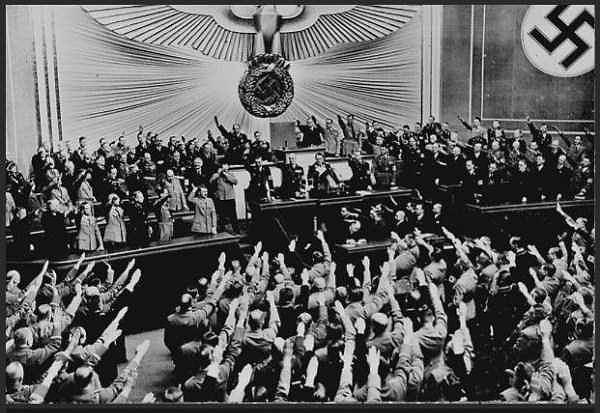 8. Avusturya'nın ilhakındaki(Anschluss) başarının açıklanmasından sonra Hitler alkış yağmuruna tutulurken, 1938.