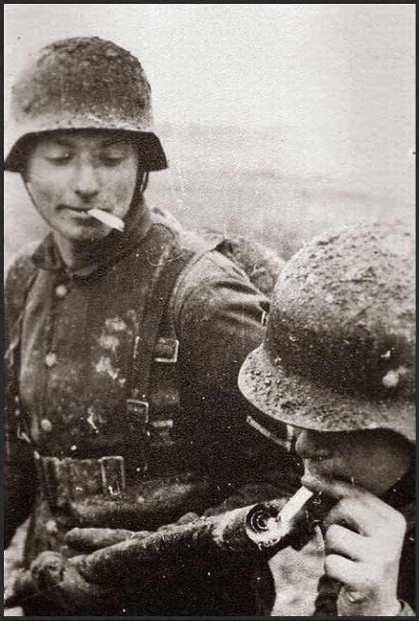 31. Alman bir asker lav silahı ile sigarasını yakarken, 1940'lar, Doğu Cephesinde bir yer.