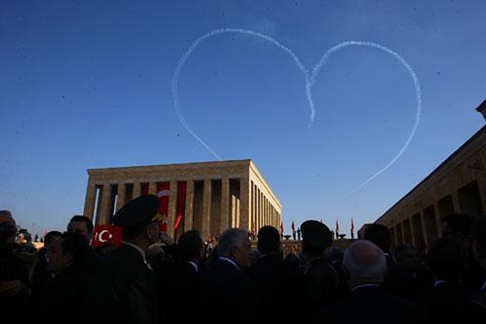 Türk Yıldızları Anıtkabir Semalarında Kalp Çizdi