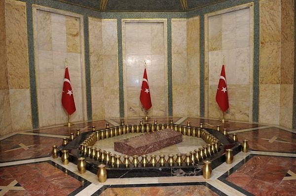 2. Atatürk’ün vasiyetiyle mezarının karşısına Türk bayrakları konuluyor. Mezar Odası’nda, kapısında ve müze koridorlarında askerler nöbet tutmuyor.