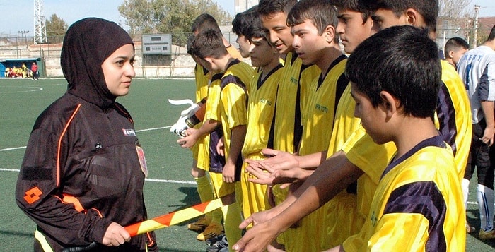 Türkiye'nin İlk Başörtülü Hakemi Bayrağı Eline Aldı