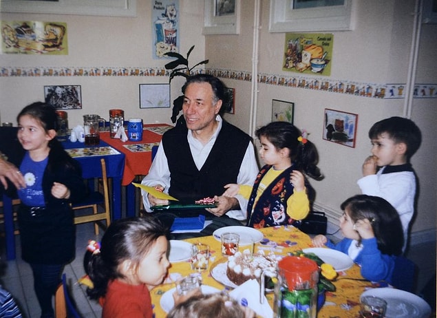 2. Bir gün Kemal Sunal' ın kızı Ezo Sunal' a biri “Bana babanız baktı” demiş. Ezo Sunal “Nasıl yani” diye sorumuş. Gelen cevap biraz hüzünlü: “Ablam çalışmak zorundaydı, babamı kaybettik, annem çalışıyor. İki Kemal Sunal filmini arka arkaya koyar, giderlerdi. Bilirlerdi ki ben onları izlemeden oradan kalkmam.”