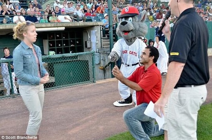 Tüm Stadyum Karşısında Evlilik Teklifi Reddedilen Adam