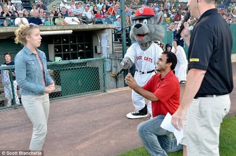 Tüm Stadyum Karşısında Evlilik Teklifi Reddedilen Adam