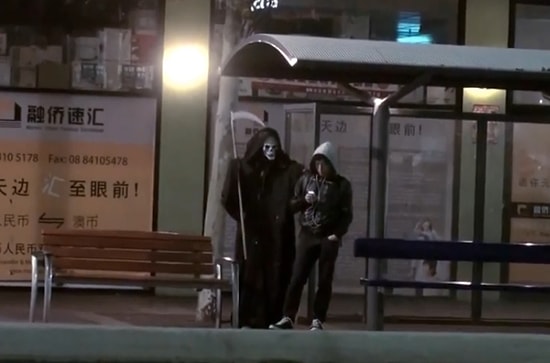 Sokağa İnen Ölüm Meleği | Şaka İçerir